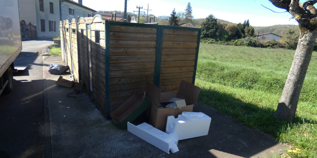 Colonnes de tri rue du Bédiau